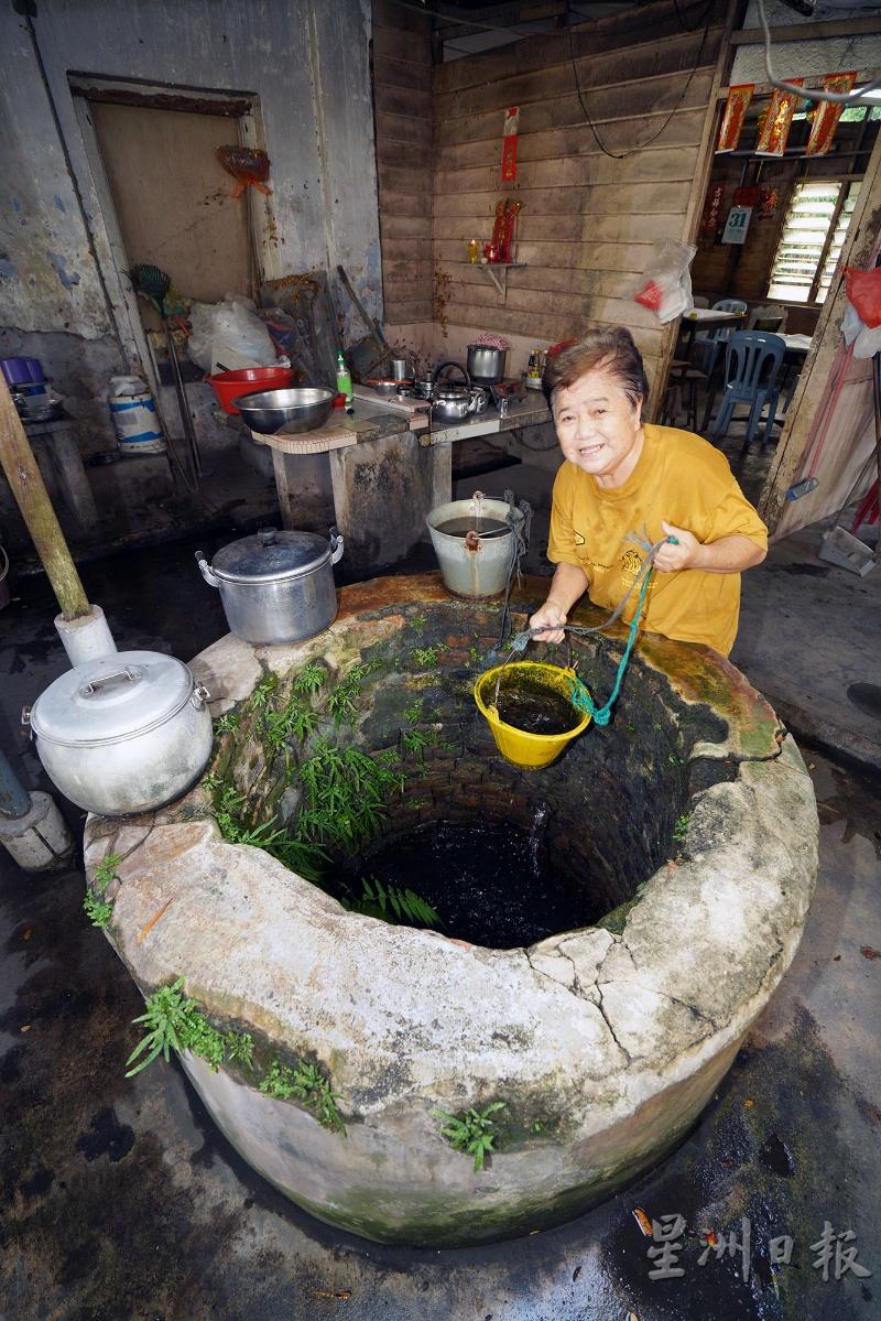 古庙一直以来是由陈秀珍打理，她透露这一口井跟古庙一样历史悠久。