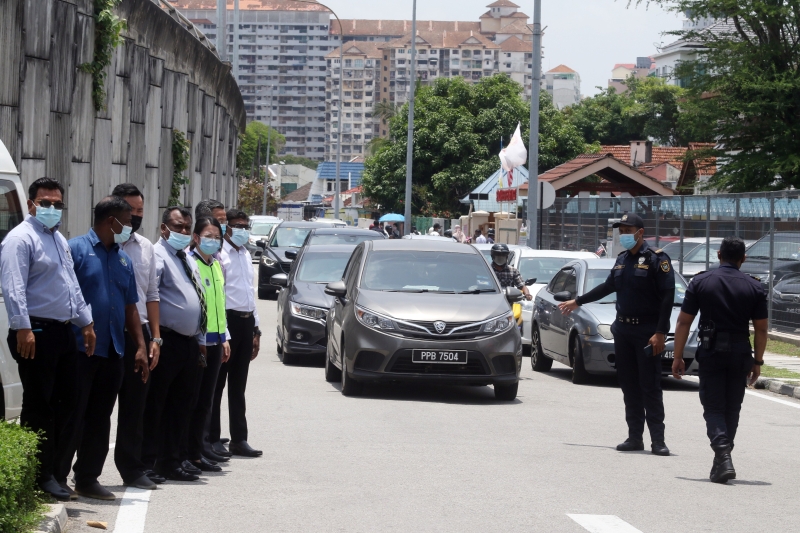 市政厅人员指挥交通，市议员在旁（左）视察。