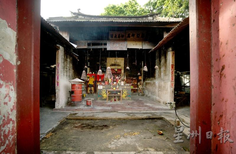 老凤山寺位于万里望巴刹旁，外观朴实无华，跨越门槛进人庙内，庙宇的古朴面貌映入眼帘。