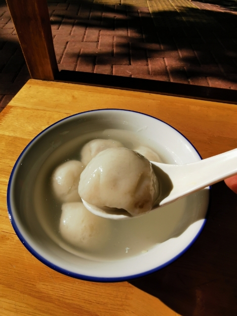煮好的福州元宵是白水汤底，压痕虽然变得不明显，但还是看得出造型与球形的差异。