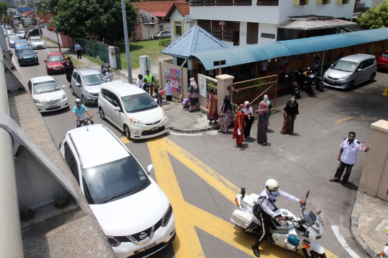 交警在学校前方路段，维持交通顺畅。