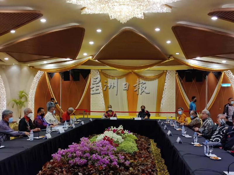 
首相慕尤丁（左六）与砂首长阿邦佐哈里（右五），以及众砂盟领袖摄于本月1日晚上召开的会议。（照片取自沈桂贤脸书）