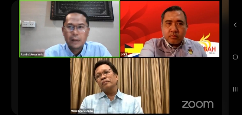 陆兆福（右）在阿斯米鲁（左）的直播间，针对“马来西亚政治将走向何方”的主题发表个人见解，下为沙巴民兴党主席拿督斯里沙菲益。