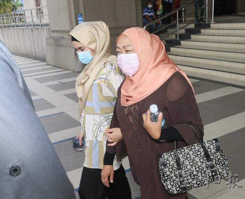 哈珊娜在审讯结束后离开吉隆坡大使路法庭。