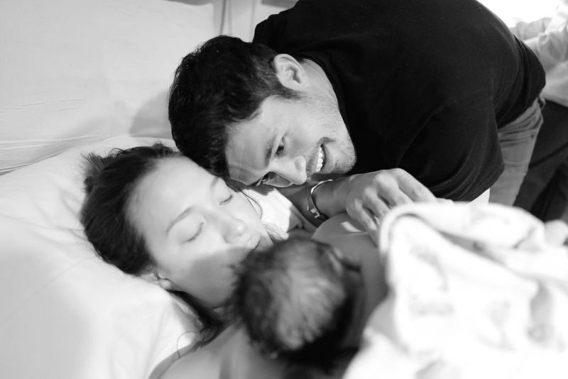 亨利高汀6日早上在IG上传首张“一家三口”合照，照片为黑白色，他和老婆罗爱英眼神充满爱意，望向依偎在妈妈怀抱中的新生宝宝。