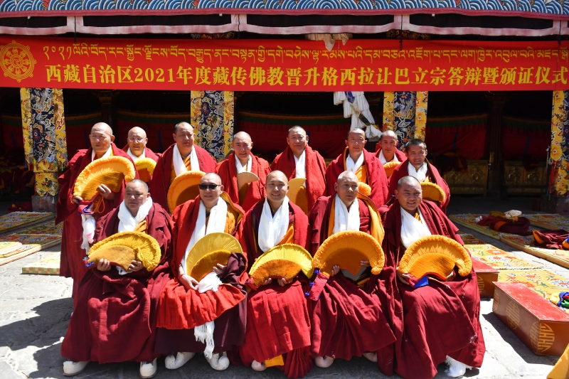 获得2021年格西拉让巴学位的13位僧人在拉萨大昭寺合影。　　

