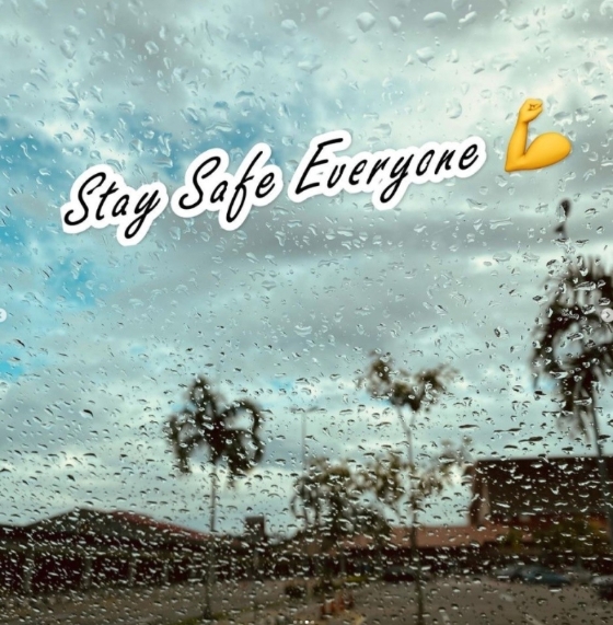 吴尊也晒出汶莱正在下大雨的照片，车窗上布满雨珠，叮嘱大家小心安全。