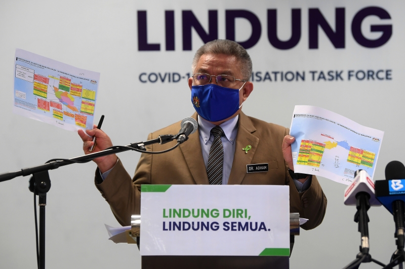 阿汉峇峇在记者会上展示，全国159个县中共有21个县已恢复成疫情绿区。