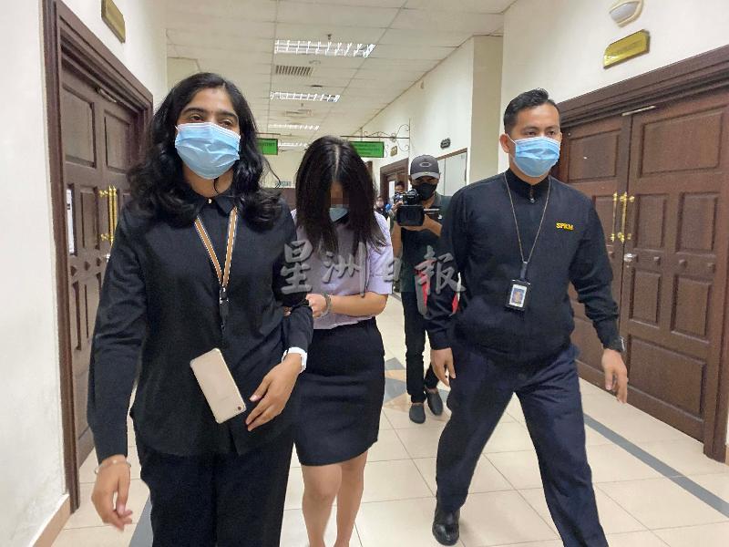 身穿制服的41岁华裔女嫌犯（左二）被押出庭。