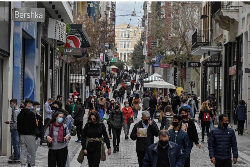希腊中小型零售商店周一重开第一天，雅典主要商业街现人潮。（图：法新社）