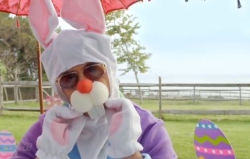 小罗拔道尼生日适逢复活节，导演罗素兄弟其一还特别扮成“复活兔”祝贺。