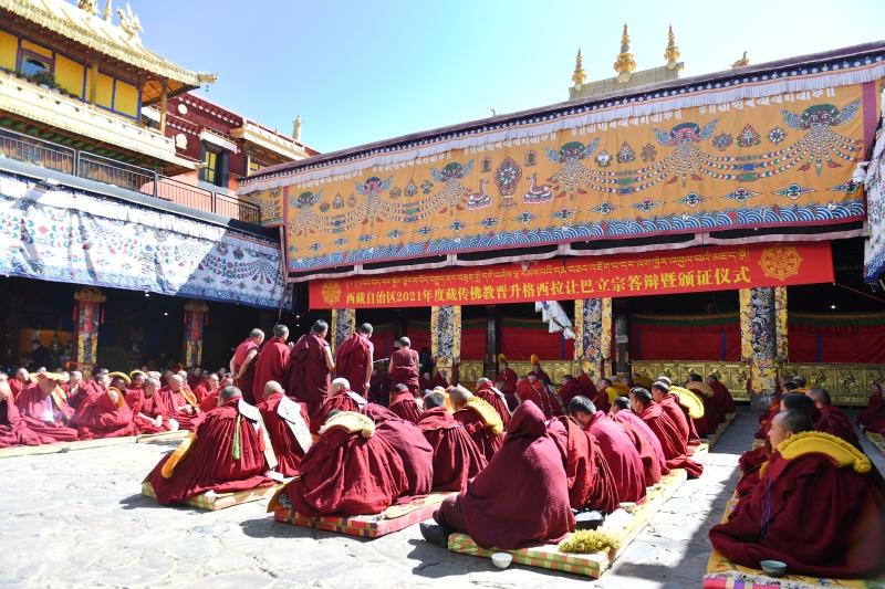 藏传佛教学经僧人考核晋升格西拉让巴学位立宗答辩暨颁证仪式现场。

