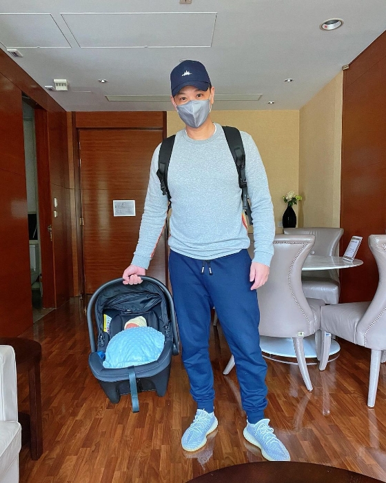 李乘德在IG上传提著宝宝篮出院的模样，并透露太太胡杏儿及宝宝已从医院回到家中休息。