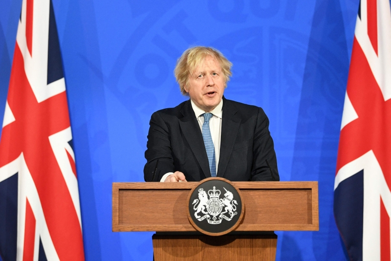 英国首相约翰逊周一在视像新闻发布会上宣布进一步放宽限制措施。（图：法新社）