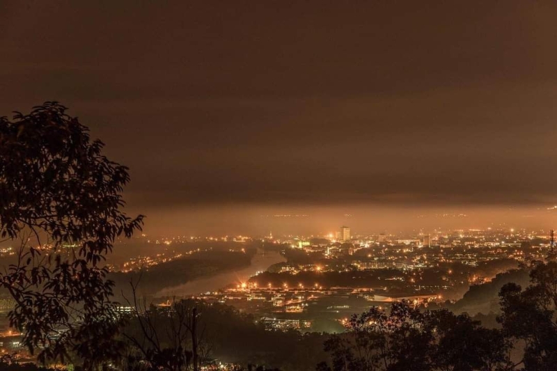 从无量追心楼放眼望去，峇株巴辖的迷人夜景尽收眼帘。