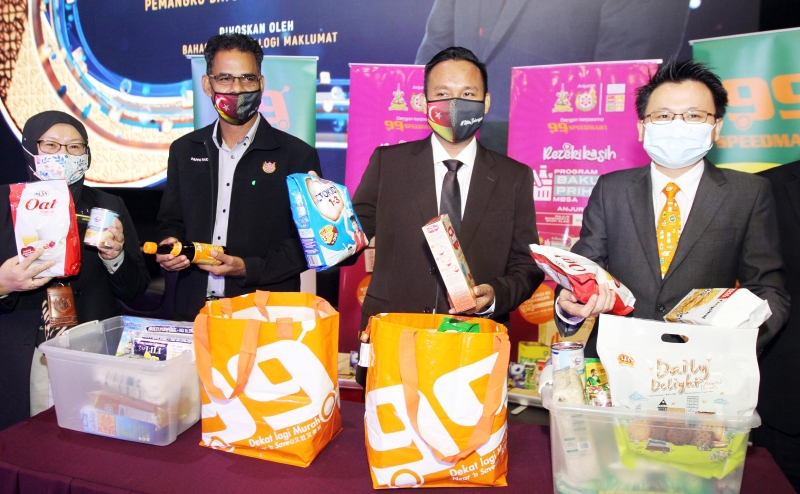 杨咏光（右）代表公司99 SpeedMart移交“食物篮”给沙市政厅后，与艾斯玛（左起）、峇峇莱都及莫哈末拉希迪一起了解“食物篮”内装着什么食物及日用品。