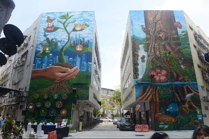 就永续性发展目标，安邦坊附近的后巷被画上巨型壁画。