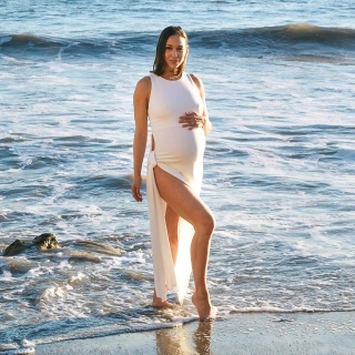 罗爱英怀孕期间身材丝毫未见走样，她更有别于其他孕妇，在IG更频频上传性感照，这个孕妇妈妈非常火辣！