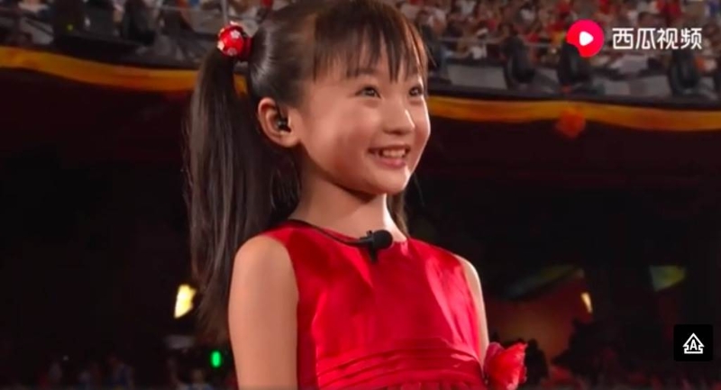 林妙可9岁在北京奥运开幕式表演《歌唱祖国》，清秀可爱模样还被封为中国最美童星。
