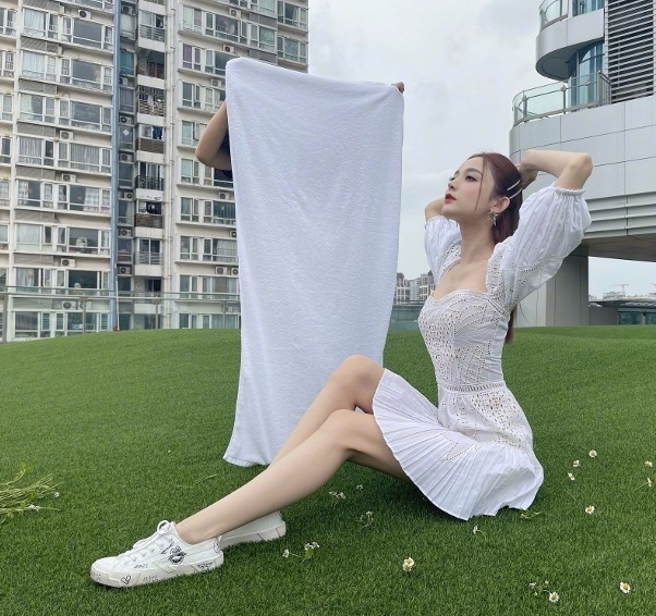 古力娜扎用白毛巾做反光板。