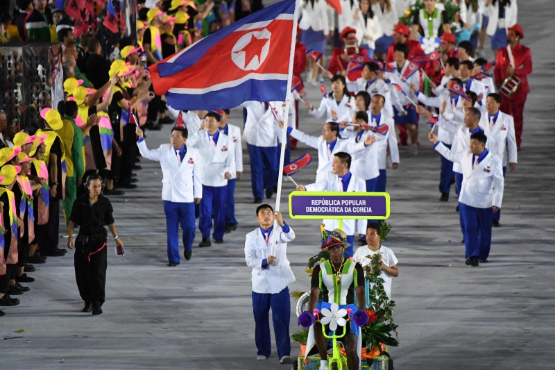 朝鲜宣布不参加东京奥运会之后，选手列队入场的画面将不复见。图示朝鲜代表团在2016年里约奥运会入场的一幕。（法新社照片）