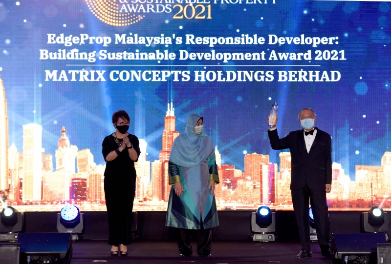 李典和（右一）在颁奖礼上，从房屋及地方政府部长拿督祖莱达（中）手中接获“建筑永续发展奖”奖杯。