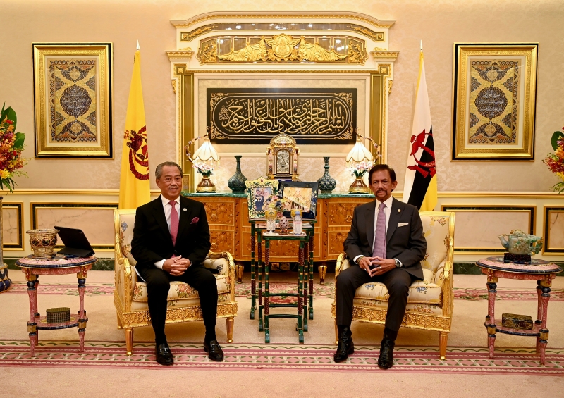 首相丹斯里慕尤丁（左）与汶莱苏丹哈吉哈桑纳博尔基亚进行四眼会谈。（马新社图片）

