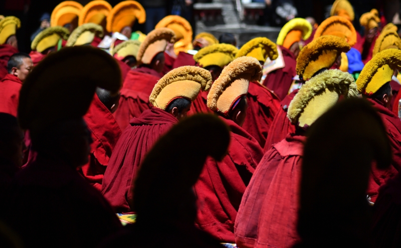 在200名僧人同声诵念经文的祈祷声中，立宗答辩仪式正式开始。

