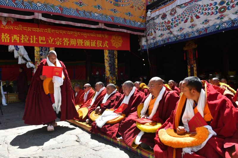 获得格西拉让巴学位的僧人领取学位证书。　　

