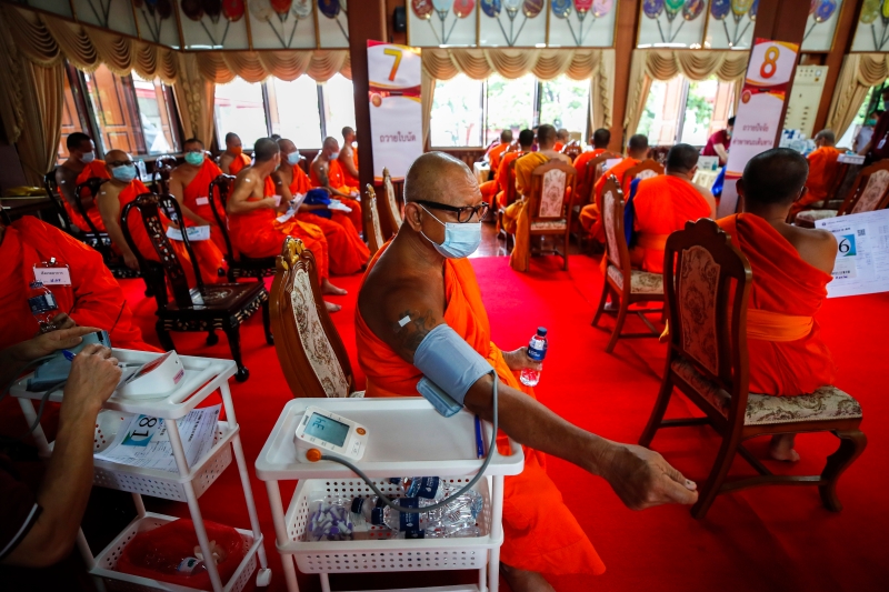 曼谷近日传出新的冠病感染群，拉响疫情警报。在曼谷一间佛教庙宇，僧侣们在接种阿斯利康冠病疫苖后休息，观察施打后的情况。（欧新社照片）