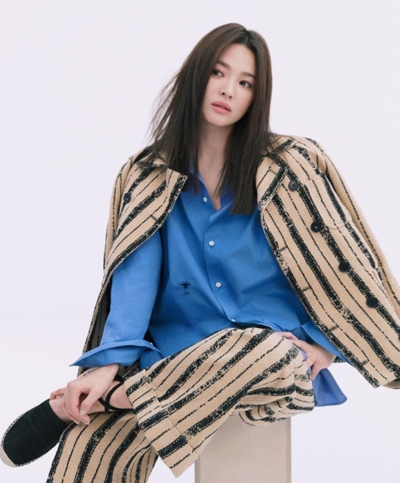 宋慧乔在《现在正在分手中》饰演时尚公司设计组组长。