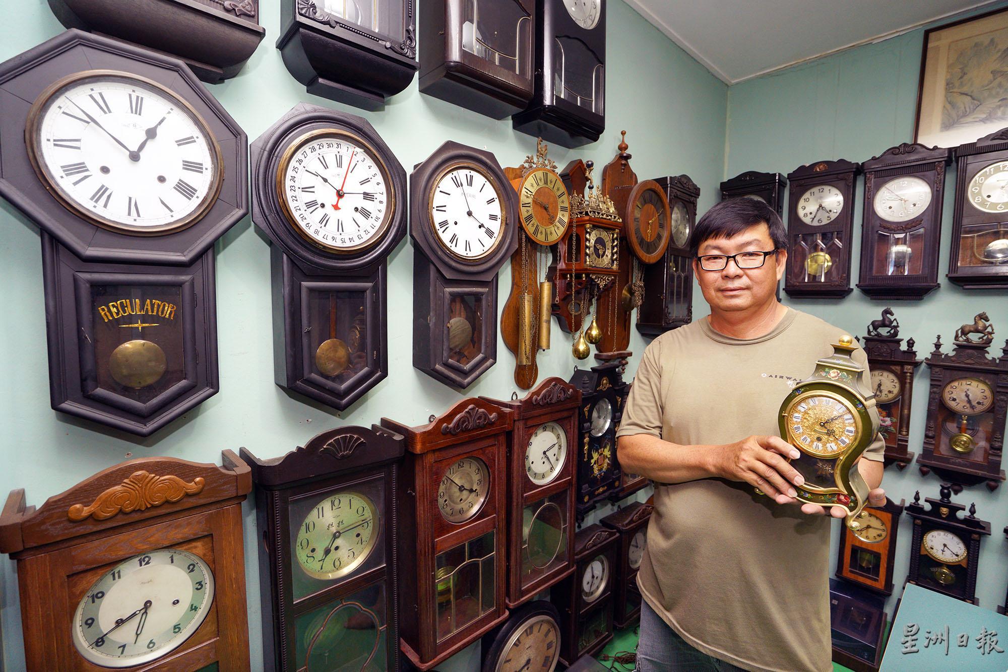 刘少强喜欢收藏古玩，对旧钟特别情有独钟，至少收藏了大约120个旧式的钟，手持著来自德国的电金床头钟。

