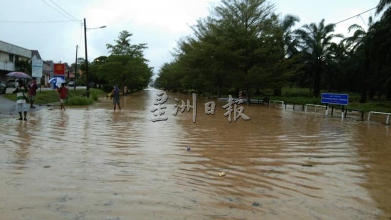 利民济往巴登马六甲路段丽晶花园前的路段，早已被满溢而出的河水淹没。

