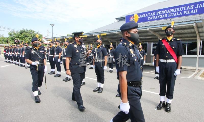 再拉尼哈欣（前排左二）检阅陆路交通局部队。

