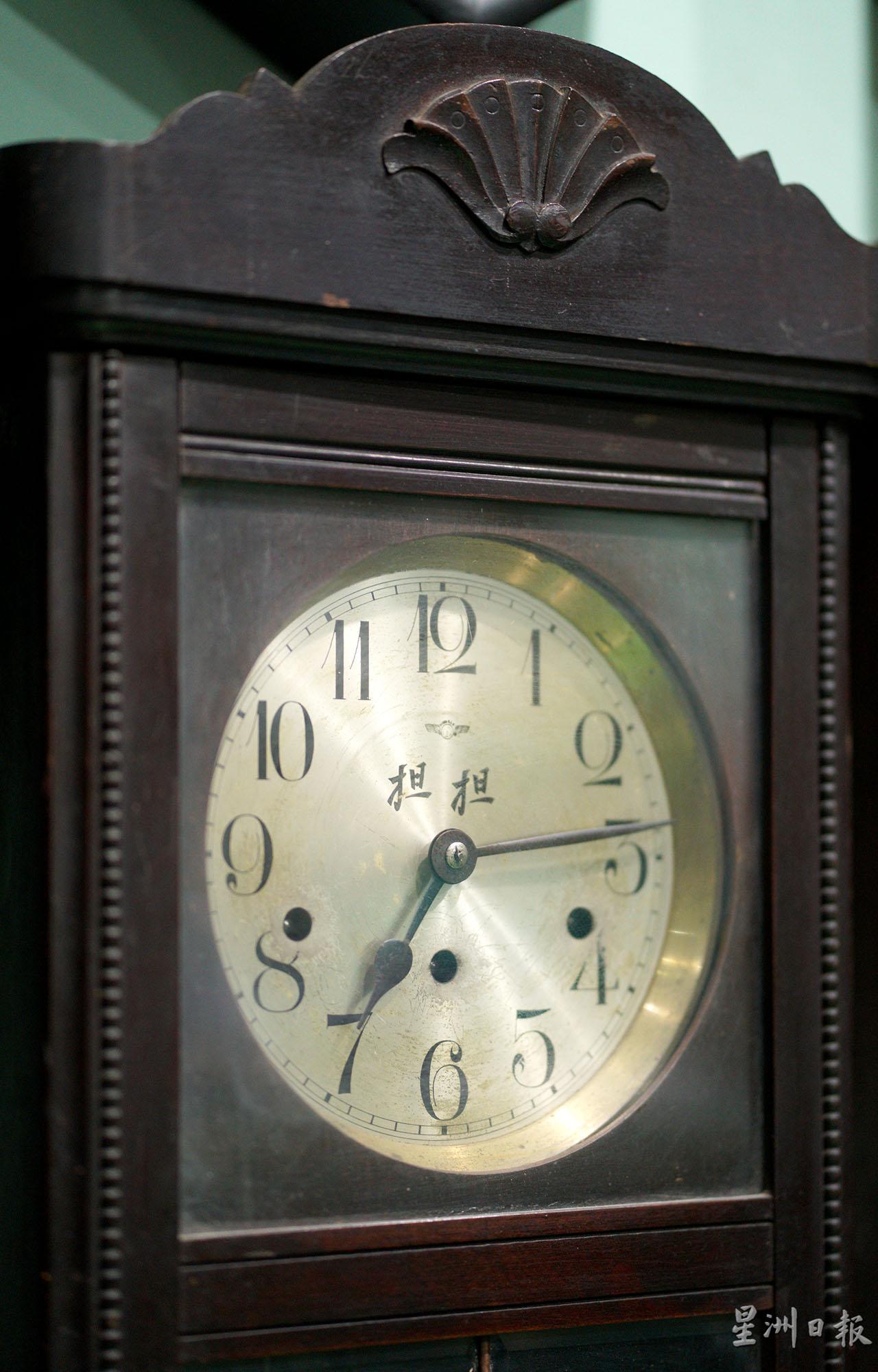 刻著“担担”字眼的钟，原来有一段故事，与当年从事锡矿业者有关，据说是霹雳州独有的“担担钟”。

