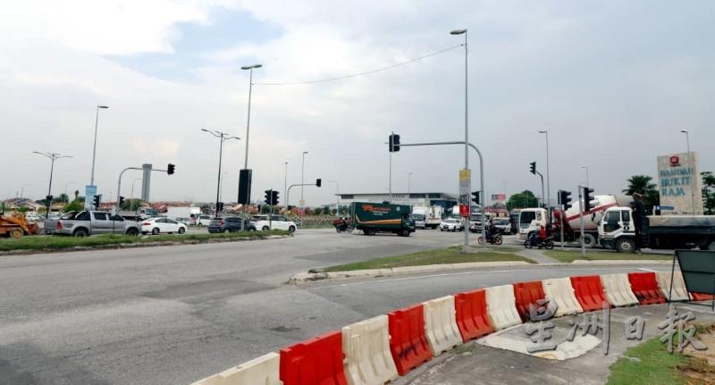 巴生中路衔接武吉拉惹镇的十字路口交通十分繁忙，尤其在上下班时段，最为阻塞。

