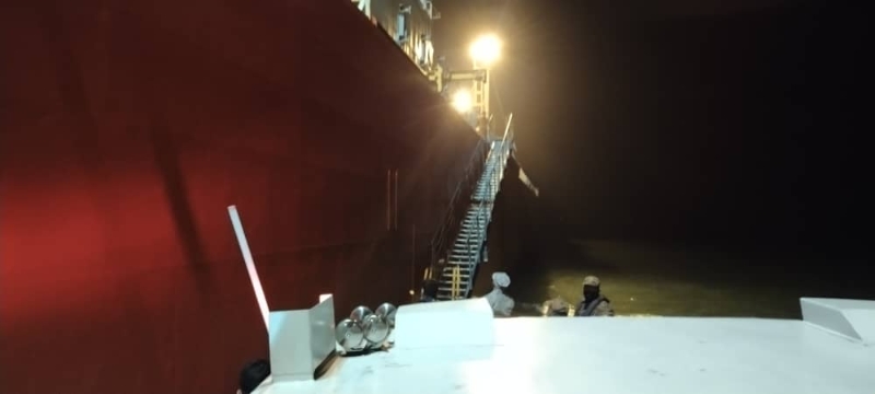 载有25名船员的货船因泄漏氨气，酿成1死3伤。