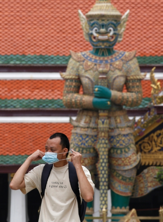 泰国首都曼谷近日出现群聚感染，促使当局关闭3区的娱乐场所有2周。泰国周二通报250宗确诊病，其中有156宗来自曼谷。图为游客参观曼谷大皇宫的玉佛寺。（欧新社照片）