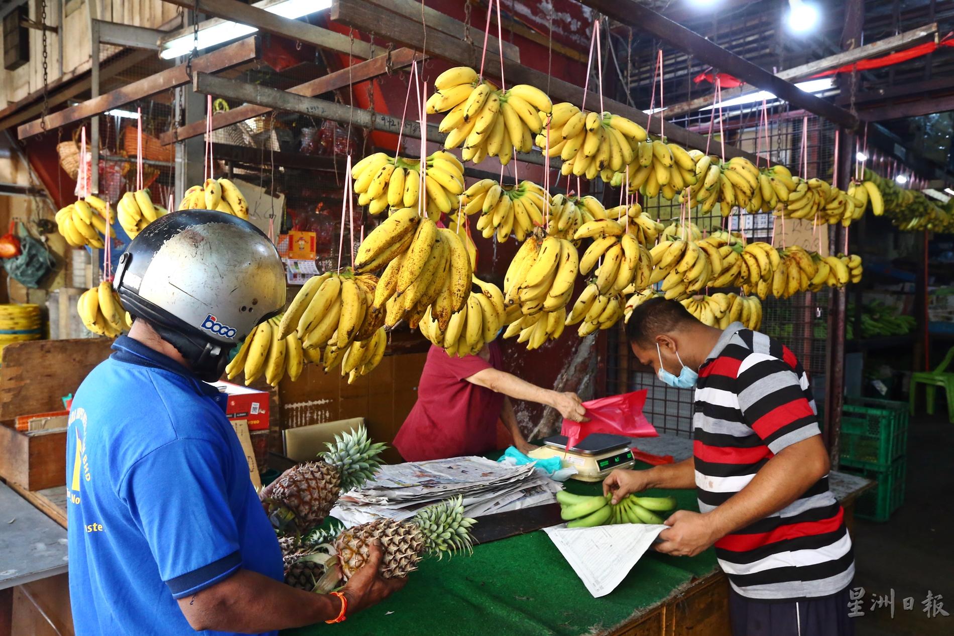 有读者向《大都会》社区报投诉本地香蕉及木瓜大起价，有的每公斤卖到6令吉。

