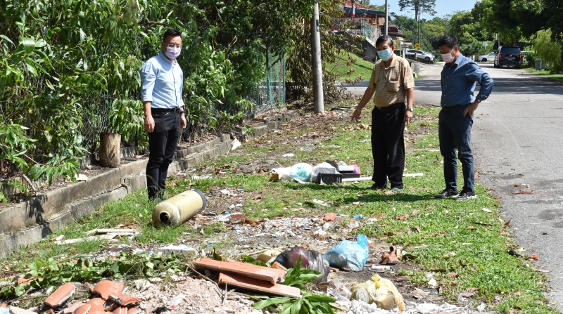 蔡求伟（左起）、戴佛淞及林千宏巡视武吉晋巷花园第4路，了解路旁垃圾处处的问题。