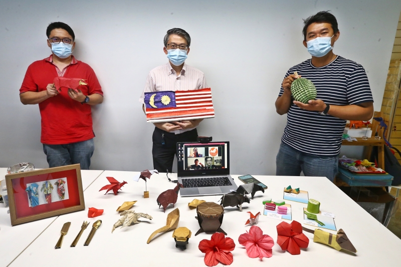 庄诒钧（中）创立马来西亚折纸协会，积极推广折纸文化，让更多人认识折纸的万千世界。左是张晋丰，右为叶国林。