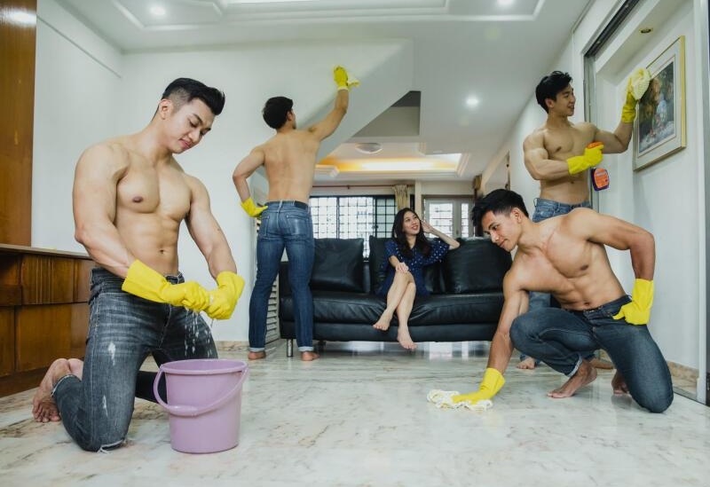 该公司上载了一组10张宣传照片，当中的“清洁工”个个都是打着赤膊、穿着贴身牛仔裤的肌肉男。（取自脸书）