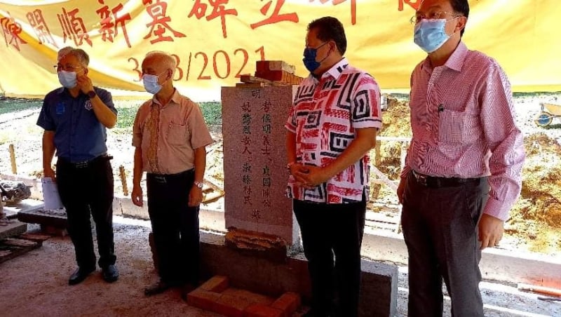参与陈开顺新墓碑立碑仪式的各领袖;左起为陈周平、何朝东、拿督黄匡顺与拿督郑修强。 参与陈开顺新墓碑立碑仪式的各领袖;左起为陈周平、何朝东、拿督黄匡顺与拿督郑修强。