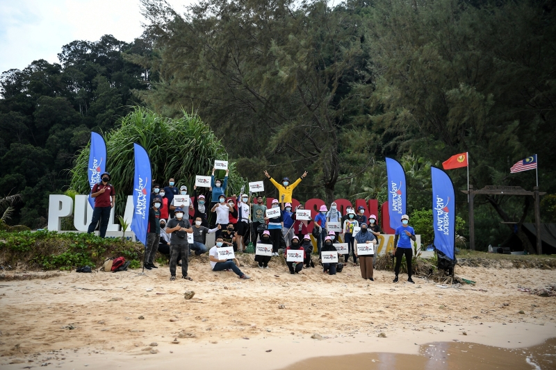 不忍海滩变垃圾场，数十名志愿者报名到爽爽岛上清洁海滩。（图取自马新社）


