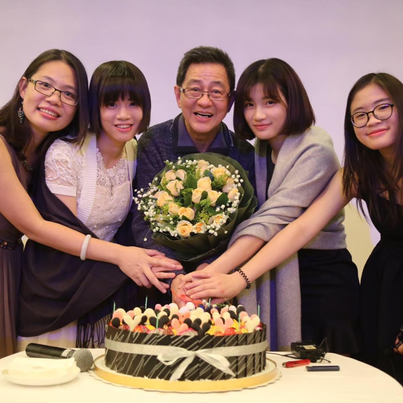 一家人在中国开心庆生，三个女儿如今也学有所成。