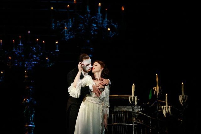 《歌剧魅影》内，克丽斯汀与魅影开展了一段令人深思的爱情。