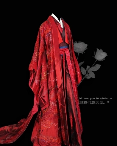 龚俊的“鬼谷高定贵气红套装”拍卖价逾20万人民币（约12万6463令吉），而且价格还在上升中，创下了中国戏服拍卖的最高价。