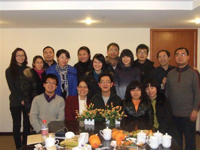 夫妻在11年前赴中考取中国劳动部颁发的婚姻咨询师证和婚恋咨询师证，与其他考证者合影。