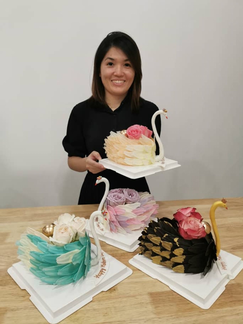 陈秋怡展示配合母亲节特制的天鹅蛋糕作品。