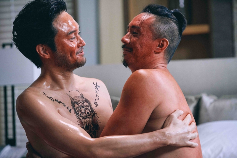 张智霖和张继聪饰演的角色原本是仇家，和解后竟上演一幕“肉”帛相见搽芦荟油的场面。